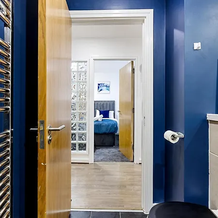 Bullring Lux Suite- Netflix-free Parking-sleeps 6 *