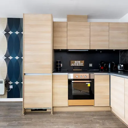 Apartment Bullring Lux Suite- Netflix-free Parking-sleeps 6 *