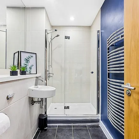 Apartment Bullring Lux Suite- Netflix-free Parking-sleeps 6