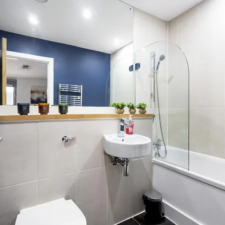 Apartment Bullring Lux Suite- Netflix-free Parking-sleeps 6