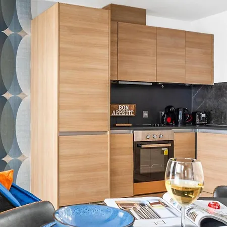 Bullring Lux Suite- Netflix-free Parking-sleeps 6 Apartment